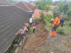 KERJA BAKTI MEMBERSIHKAN MATERIAL LONGSOR YANG MENIMPA KANTOR POLSEK GEDANGSARI